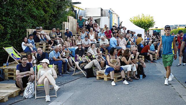 Die Seenachtfest-Veranstalter haben in diesem Jahr den Platz in der Hafenstraße bei der Lago-Brücke optimiert. Die Besucher machten es ...