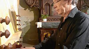 Willibald Guggenmos brilliert an der Orgel im Nikolausmünster. Foto: Hartmut Ferenschild
