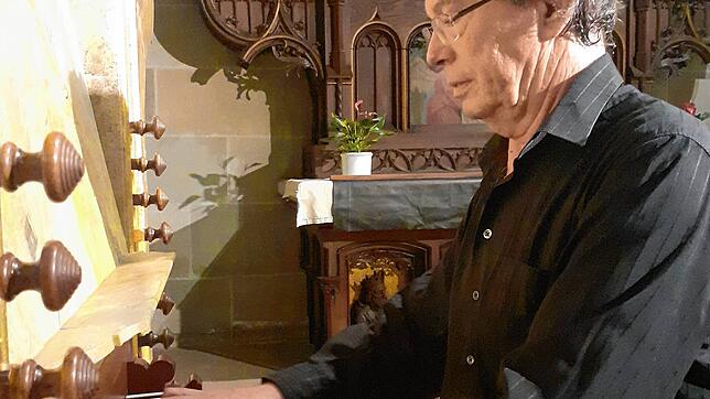 Willibald Guggenmos brilliert an der Orgel im Nikolausmünster. Foto: Hartmut Ferenschild