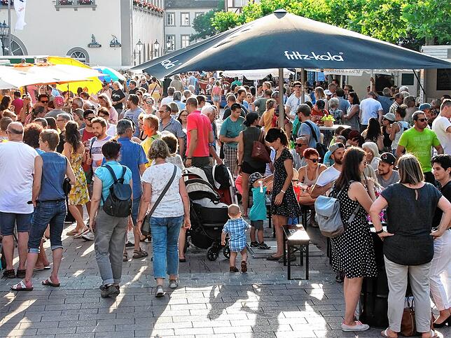 Dichtes Gedränge, viele Stände: So es 2019 am Abendmarkt aus. Wie groß der Andrang in diesem Jahr wird, weiß noch niemand. Fest steht ...