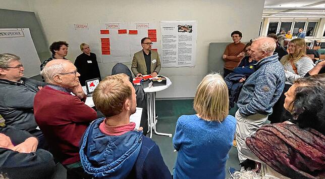 Timo Buff leitete die Moderation des Bürgerworkshops, bei dem sich die städtebaulichen Vorstellungen der Teilnehmer sehr vielfältig ...