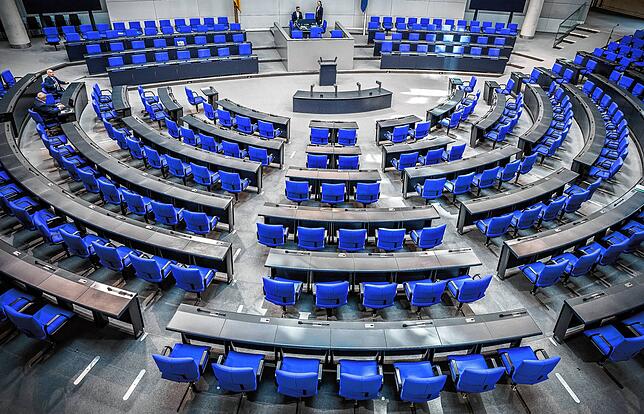 Blick in den leeren Plenarsaal. Wir der Bundestag verkleinert, werden weniger Stühle gebraucht.