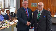 Bürgermeister Ralf Baumert (links) wurde von seinem Stellvertreter Rudolf Caserotto (rechts) für eine dritte Amtszeit verpflichtet.