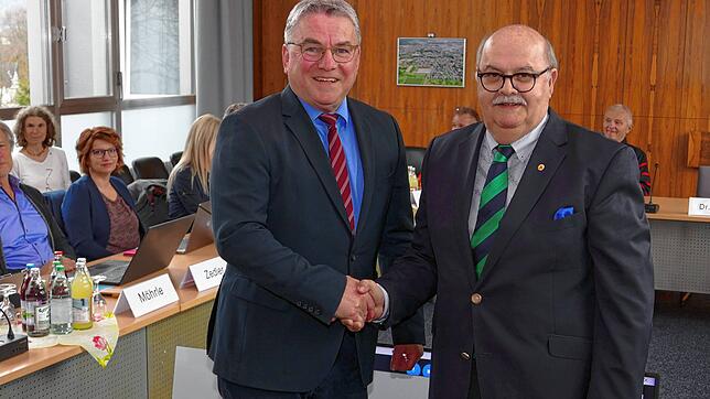 Bürgermeister Ralf Baumert (links) wurde von seinem Stellvertreter Rudolf Caserotto (rechts) für eine dritte Amtszeit verpflichtet.