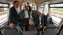SWEG-Geschäftsführer Tobias Harms, Tuttlingens Landrat Stefan Bär, Fachbereichsleiter Fahrzeugtechnik und Werkstätten der SWEG, Timo ...