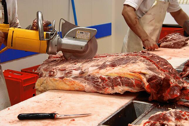 In der Zerlegung zerteilen die Mitarbeiter die Schweine und Rinder für die Weiterverarbeitung.