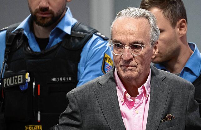 Heinrich Prinz Reuß steht in Frankfurt vor Gericht. Die Bundesanwaltschaft legt ihm und weiteren Angeklagten unter anderem die ...
