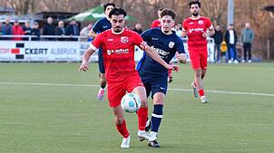 Nervenstark: Yasin Demirci (vorn, verfolgt auf dem Archivfoto vom Waldshuter Elias Drews) traf für den FC Schönau beim 2:1 gegen den TuS ...