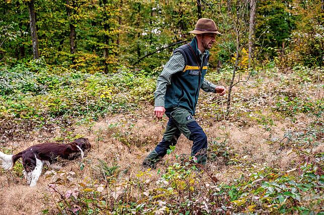 Ein stetiger Begleiter: Gregor Allgeier bildet Hunde zur Jagd aus.