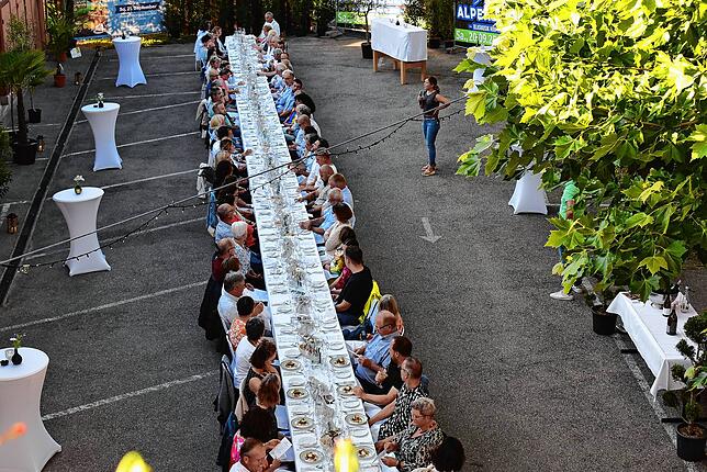 Bild 1: Die besten Bilder von der Langen Tafel zum Gemeindejubiläum