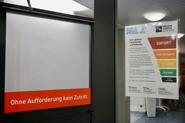 In der Notaufnahme werden Patienten nach dem Grad der Dringlichkeit behandelt: Kritische Fälle kommen sofort dran. Wer nur eine kleinere ...