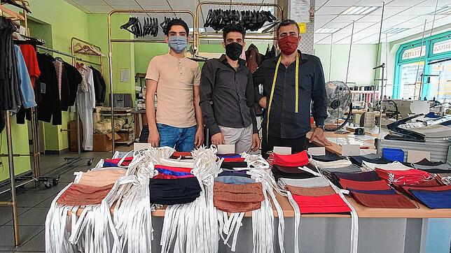 Masken statt Flicken: Mudhar Alabed, Ahmad Alabed und Esat Kisaoglu (von links) von der Änderungsschneiderei Kisaoglu schneidern in der ...