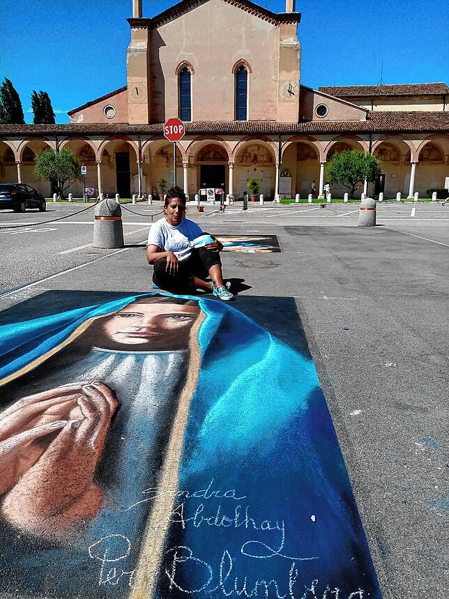 In Italien malte Sandra Abdolhay im Klosterhof von Grazie bei Mantau, wo jedes Jahr im August ein großes Straßenmalfestival mit sakralen ...