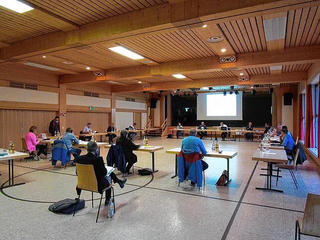 So tagt der Rickenbacher Gemeinderat im Moment: weit auseinander mit einem Tisch pro Ratsmitglied in der Gemeindehalle Willaringen.