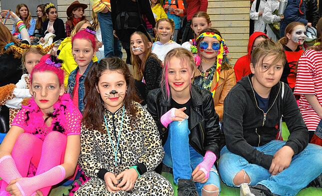 Endlich schulfrei! Diese Schülerinnen haben sich mit ihren Klassenkameradinnen nach der Befreiung in der BZM-Turnhalle versammelt.