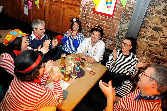 Die fröhlichen Narren ersetzten die Musikkapelle durch Singen und Klatschen.