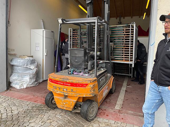 Sicher eingelagert werden die Garnituren in den kommenden Wochen überarbeitet und stehen dann im Juni parat für den Festbetrieb.