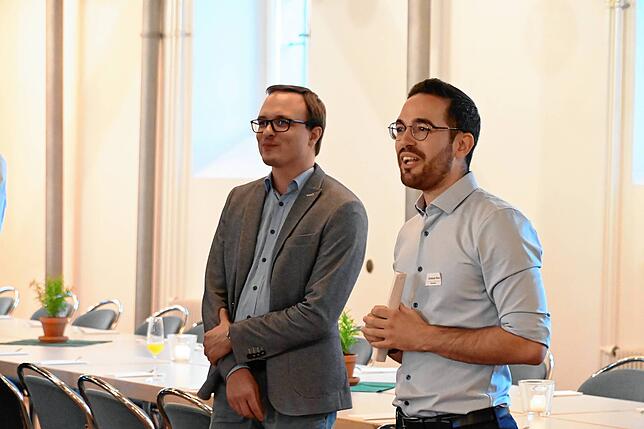 Maximilian Weber, Vorsitzender des Gewerbevereins, und Bürgermeister Christoph Stolz (rechts) halten Begrüßungsreden.