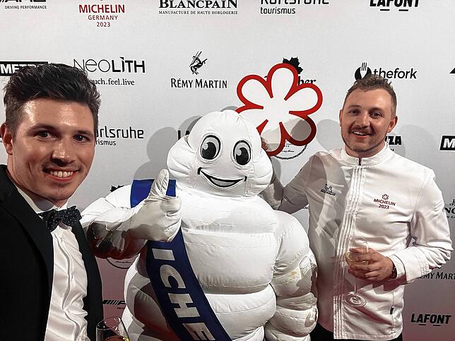 Große Freude bei Niklas (links) und Jason Grom. Die beiden posieren hier mit dem berühmten Michelin-Männchen, nachdem sie einen der ...