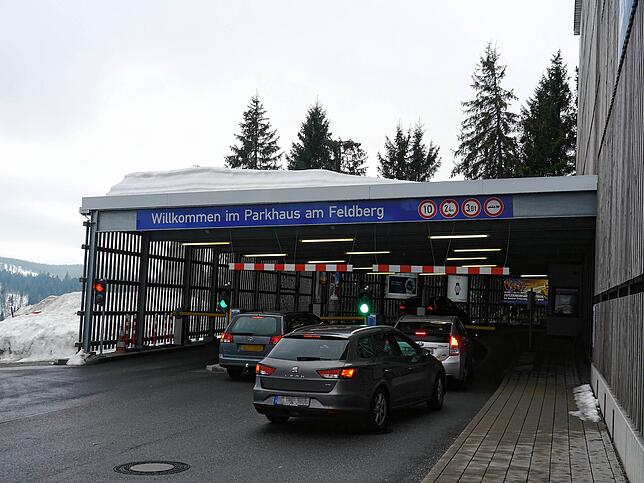 Wintertouristen fahren ins Feldberg-Parkhaus.