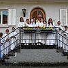 Zwölf Kinder feierten in Wutöschingen mit Pfarrer Veit Rutkowski und Gemeindereferentin Marita Durek ihre Erstkommunion.