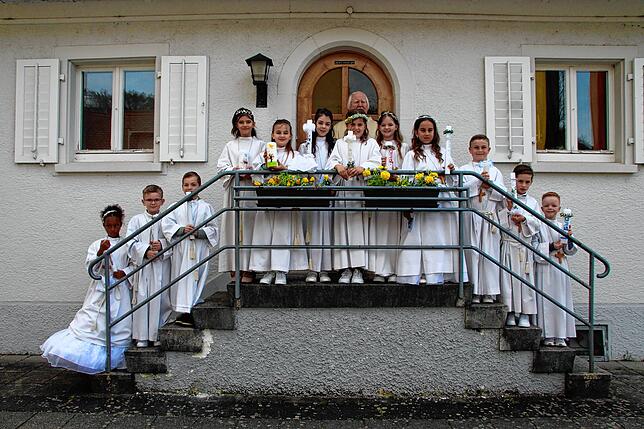 Zwölf Kinder feierten in Wutöschingen mit Pfarrer Veit Rutkowski und Gemeindereferentin Marita Durek ihre Erstkommunion.