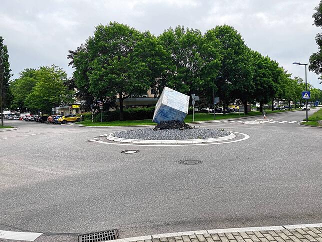 In der Salinenstraße (rechts) in Bad Dürrheim liegt die Zieldurchfahrt, während der Rundkurse geht es allerdings links durch die ...