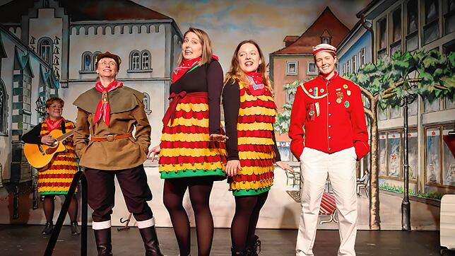 Einer von vielen unterhaltsamen Programmpunkten zum Fasnachtsaufakt: Mit einer Ballade eroberten Lioba Drosdek und Xenia Martin (rechts) ...