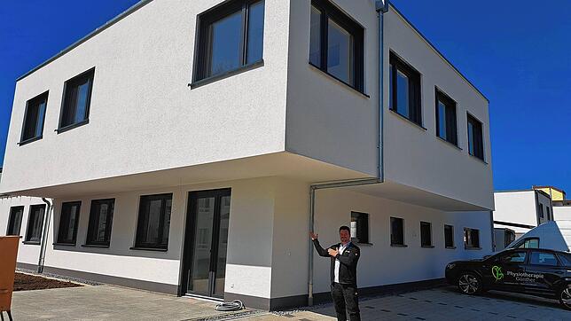 Physiotherapeut Fabien Günther vor seiner neuen Praxis in der Wöschhalde 66. Er lädt am 12. April zum Tag der öffenen Tür.
