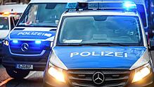 Polizeiautos mit eingeschalteten Scheinwerfern und Blaulicht. (Symbolbild)