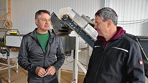 Die Bauern Volker Riede (links) und Daniel Vetterli haben in verschiedenen Bereichen der Landwirtschaft die selben Herausforderungen.