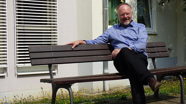 Heinrich Lang, neuer Geschäftsführer des Spitalfonds Markdorf, vor dem Altenpflegeheim St. Franziskus. Das Haus sei ihm bereits beim ...