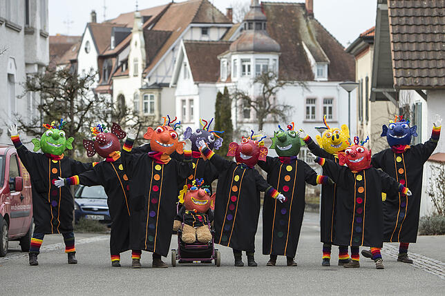 2017 wird es groß. Als Großkopfete verkleidet zeigen sich die Allenszeller Huhnsele beim Sonntagsumzug in Radolfzell.