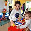 Luna und Hector im Frühling 2018 im Familientreff Insel in Friedrichshafen. Auch weiterhin ist der Treff für Eltern und Kinder da ...