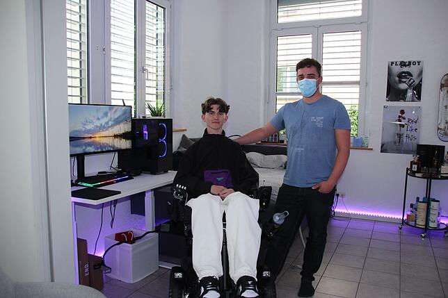 Jannis Pagels mit Tino Freudenberg, einem seiner Assistenten, die ihn rund um die Uhr betreuen und pflegen. Hier sind die beiden in ...