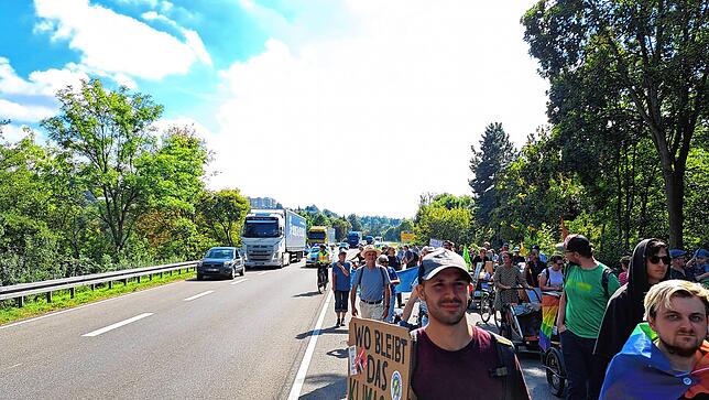 Einseitig ist die Bundesstrasse B33 aus St. Georgen in Richtung Bad Dürrheim zeitweise gesperrt. Der Gegenverkehr kann langsam an der ...