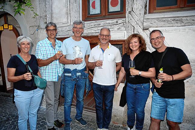 Bild 24: Konstanz: Die Niederburg lädt zum Gassenfreitag und die Besucher tanzen an