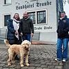 Simone Rommel (rechts) mit Schwester Christine Rommel-Odersky und deren Mann Norman Odersky vor dem Landhotel Traube mit der Trube ...