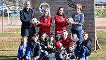 Kooperation: Die Jugendtrainerinnen Jennifer Matt (Zweite von links) und Isabella Valentini-Jägle vom FC Bergalingen überreichen den ...