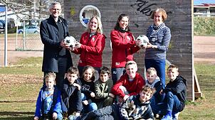 Kooperation: Die Jugendtrainerinnen Jennifer Matt (Zweite von links) und Isabella Valentini-Jägle vom FC Bergalingen überreichen den ...