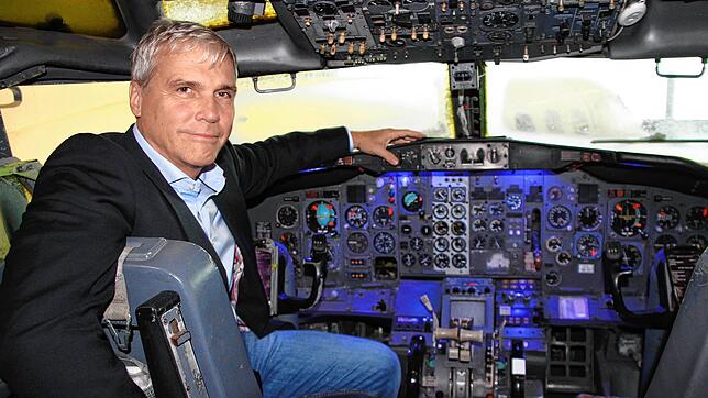 David Dornier im Cockpit der Landshut &ndash; damals ging er noch fest davon aus, dass das Flugzeug im Dornier Museum eine Heimat finden ...