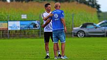 SV Mühlhausen-Trainer Benjamin Heim (links) und SC Markdorf-Trainer Wolfgang Stolpa entschieden sich gemeinsam für einen Spielabbruch.