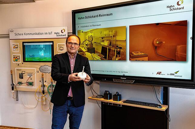 Professor Axel Sikora erklärt, wie der intelligente Luftdruck-Sensor des Hahn-Schickard-Instituts funktioniert.