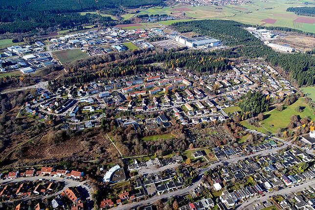 Das Villinger Wohngebiet Haslach mit dem Gewerbeabschnitt bei Continental rechts oben. Bild: Hans Jürgen Götz
