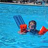 Sicherheit geht vor: Jedes Kind sollte schwimmen lernen. Melina ist erst vier, ihr großer Bruder kann schon schwimmen, sie übt noch mit ...