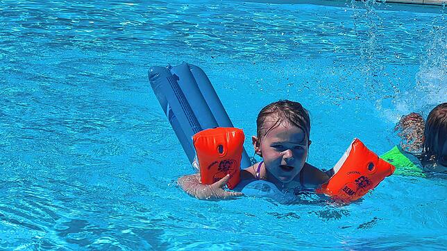 Sicherheit geht vor: Jedes Kind sollte schwimmen lernen. Melina ist erst vier, ihr großer Bruder kann schon schwimmen, sie übt noch mit ...