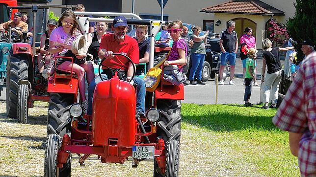 Ein Spaß: Oldtimer-Traktorfreunde. Beim Treffen gibt es auch viele weitere alte Fahrzeuge zu bestaunen. Bilder: Susanne Grimm