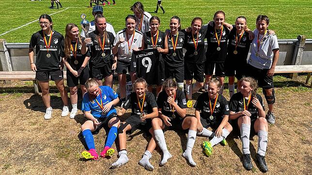 B-Juniorinnen: Den NaturEnergie-Pokal der B-Juniorinnen sicherten sich die Spielerinnen des FC Wittlingen durch ein 3:2 gegen die SG ...