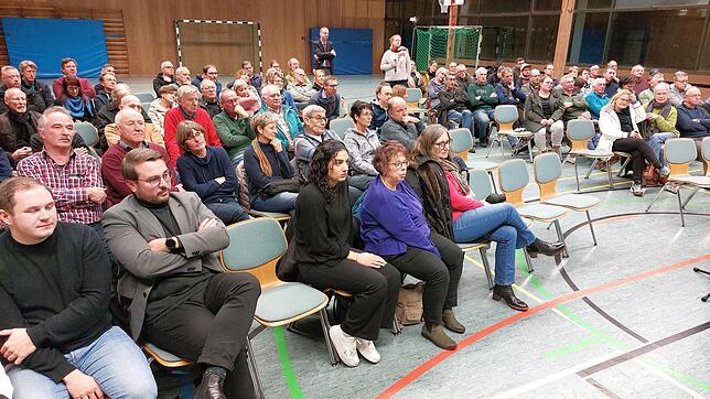 Einige Bürger äußern bei der Informationsveranstaltung Bedenken wegen der geplanten Flüchtlingsunterkunft.