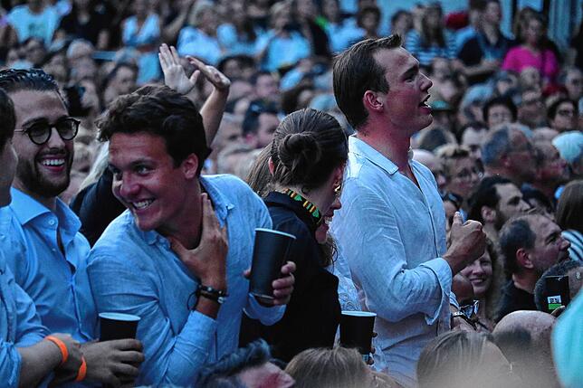 Bild 17: James Blunt begeistert Fans im Salemer Schlosspark
